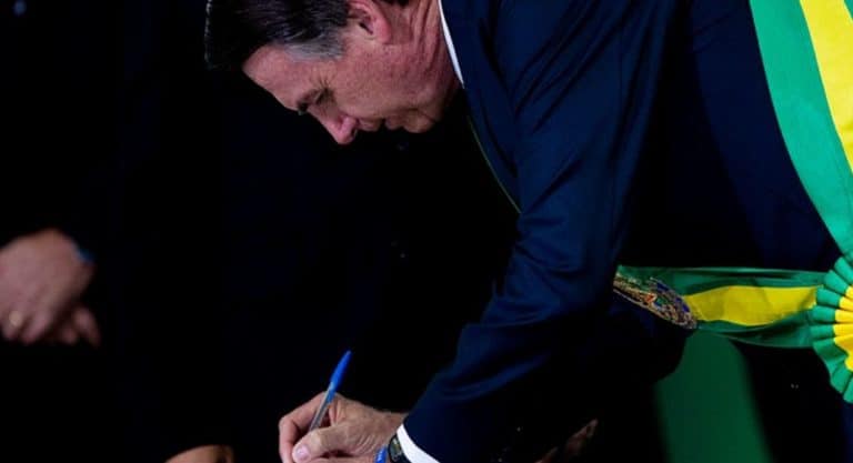 Bolsonaro assina decreto que autoriza PRF a chamar 1.000 aprovados Bolsonaro assina decreto que autoriza PRF a chamar 1.000 aprovados